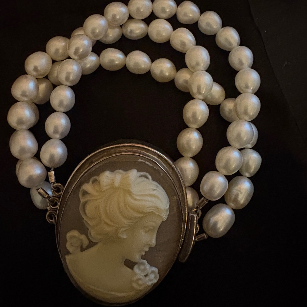 Mcm‎ vintage  Cameo Pearl Bracelet